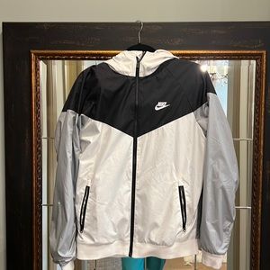 Men’s Nike windbreaker with a hood size, medium, black, white and gray,